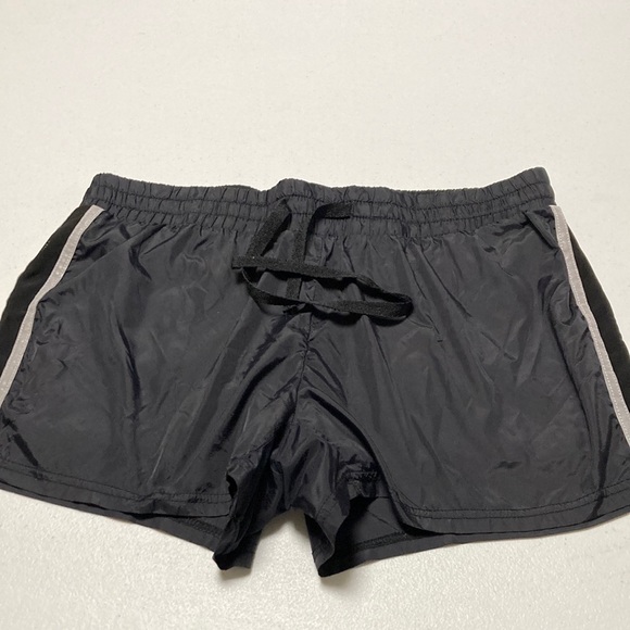 Fabletics 2 in 1 Activewear Shorts - Picture 2 of 6